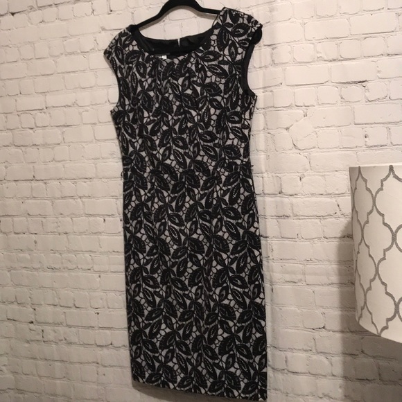 London’s Times Lace Dress - Picture 5 of 8